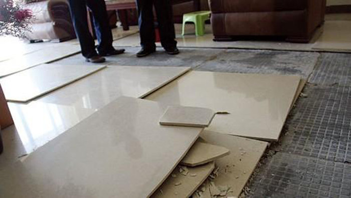 地板砖翘起来了是什么原因(地板砖翘起来了是什么原因呢)